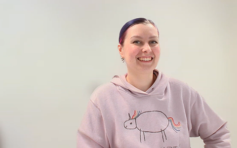 Puolivartalokuva Johanna Nuotiosta vaaleaa taustaa vasten.