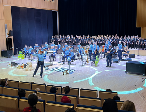 Helsingin poliisisoittokunta ja Sunan koulun kuoro Tapiolasalissa esiintymässä Kutsu poliisi 112 -konsertissa.