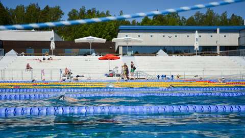 Kuvassa näkyy Leppävaaran maauimalan allas sekä Leppävaaran uimahallin rakennus.