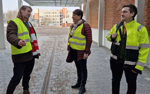 Kasvun ja oppimisen toimialajohtaja Merja Narvo-Akkola, kaupunkiympäristön toimialan tonttiyksikön maankäyttöneuvottelijan Matias Rajala ja maankäyttöasiantuntijan Tommi Henriksson keskustelevat ulkona.