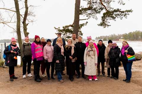 Ryhmäkuva kävelyn osallistujista Rantaraitilla.