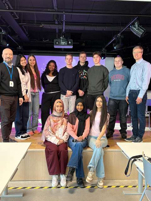 Kuvassa on opiskelijakunnan hallitus ja sen ohjaavat opettajat