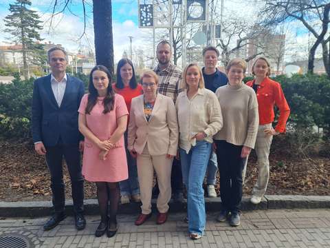 9 personer på gruppfotot. 