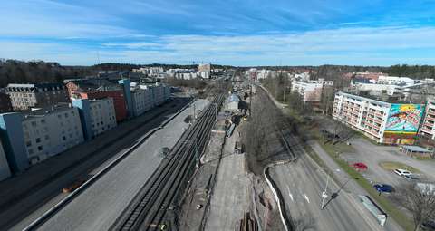 Ilmakuvassa kerrostaloja ja rautatietyömaa.