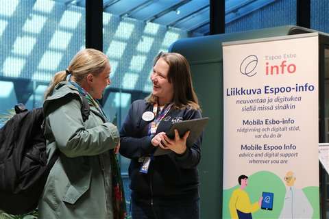 Liikkuvan Espoo-infon palveluneuvoja antaa digitukea
