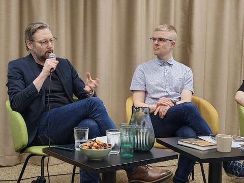 Kirjailija Joel Haahtela kertoo romaanista. Kuvassa myös lehtori Helanne.