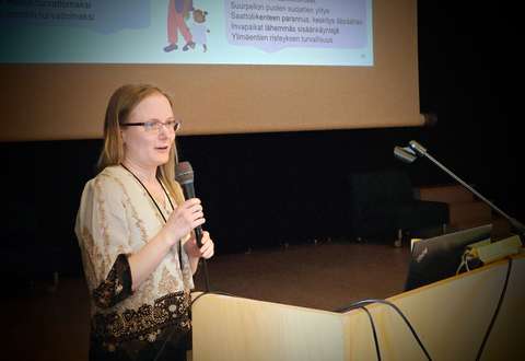 Kaavoittaja Tuuli Hietamäki puhuu Olarin koulun asukastilaisuudessa.