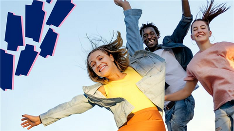 Kolme iloista ihmistä hyppää ilmaan.