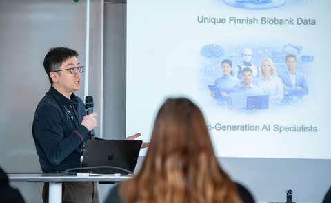 Luennoitsija JC Yang puhuu yleisölle mikrofoniin.