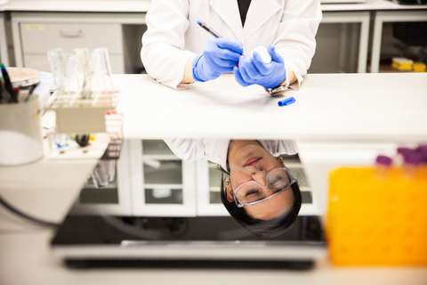 Nainen työskentelee laboratoriossa.