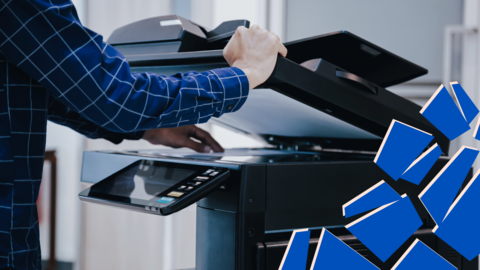 Ihminen käyttää kopiokonetta.