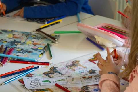 Ett barn gör uppgifter.