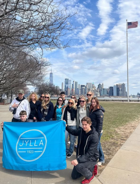 Espoonlahden lukion opiskelijoita New Jerseyssä. Taustalla Manhattanin skyline.