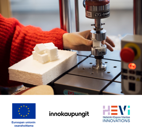 Henkilö työstää koneella kierrätetystä materiaalista paloja. 