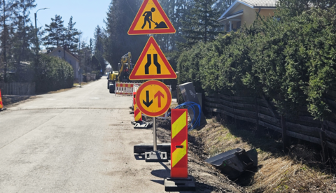Katutyömaa ja paljon liikennemerkkejä.