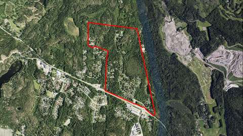 Punaisella merkitty kaava-alue ilmakuvassa.