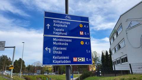Liikennemerkissä pyöräilyreitit.