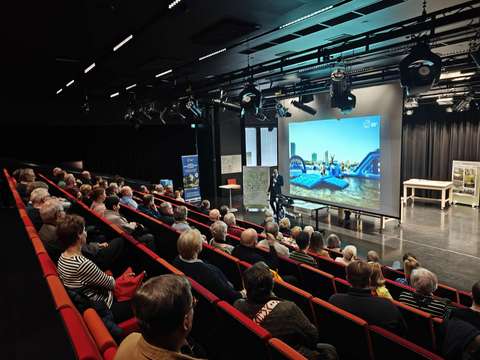Auditorioyleisöä katsomassa esitystä Otasalissa.