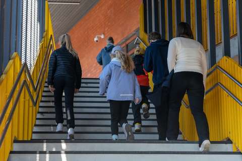 Elever på väg in i en skolbyggnad. Bildsättningsbild.