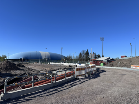 Tapiolan urheilupuiston rakennustyömaa aurinkoisena päivänä. Kuvassa taka-alalla kuplahalli.