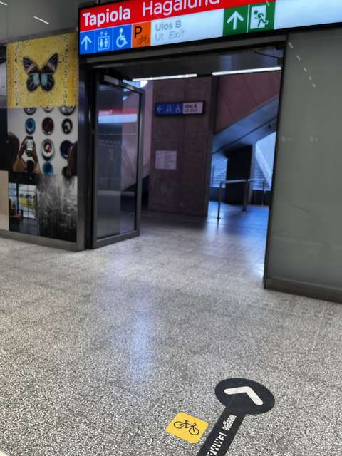 Lattiaopaste Espoon Tapiolan metroasemalla