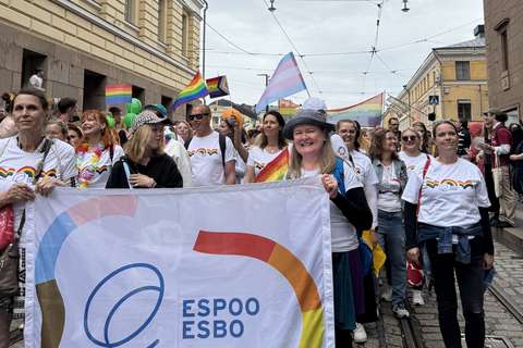 Kuvassa ihmisiä Pride-kulkueessa 2025.