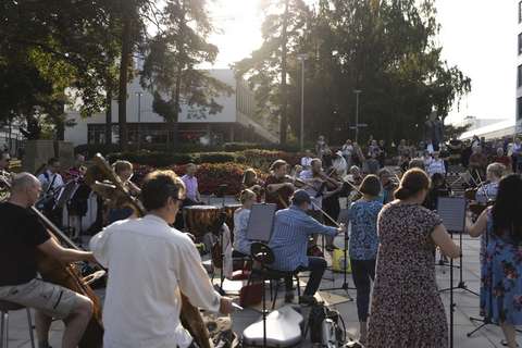 Ulkoilmakonsertti Tapiolan keskustassa. Taustalla näkyy yleisöä.