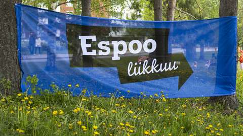 Kuvassa näkyy banderolli tekstillä Espoo liikkuu.