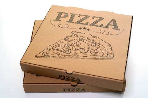 Kaksi ruskeaa pahvista pizzalaatikkoa päällekkäin vaaleaa taustaa vasten. 