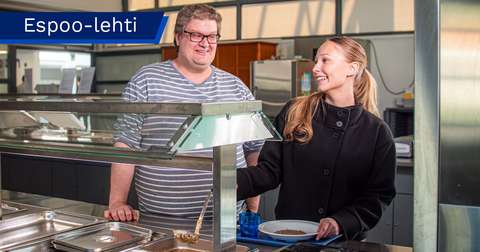 Emilia Hellström is serving herself porridge from the serving line, while food service supervisor Peter Josefsson is standing beside her.
