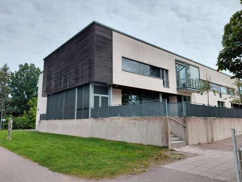 Laaksolahtitalon pääty, josta on kulku kirjaston tiloihin.
