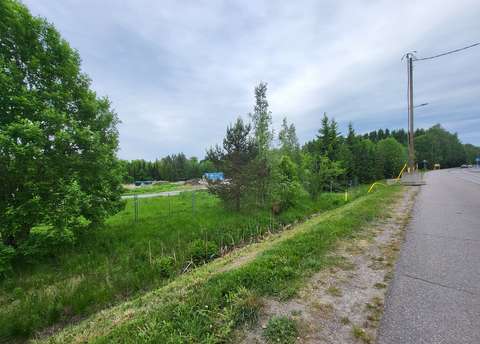 Kuvassa iso avo-oja jonka vasemmalla puolella puu ja muutama pensas, sen takana vanha varastokenttä.