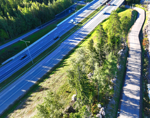 Ilmakuvassa moottoritie ja vieressä kulkeva pienempi tie.
