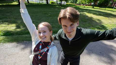 Kaksi nuorta kesäisessä maisemassa