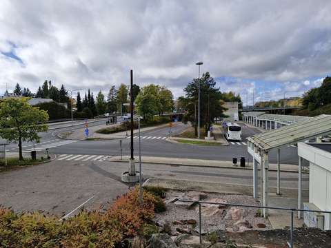 Autoteitä, kevyen liikenteen väyliä ja suojateitä. Linja-autoasemalla yksi bussi.