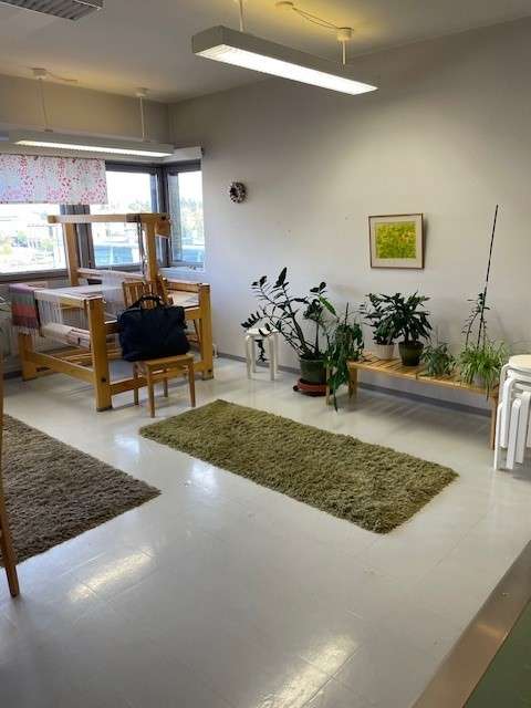 Viherkasveja ja kangaspuut yhteisötilassa