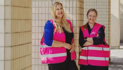 Reetta Björkroth och Niina Kemppainen med rosa västarna på.