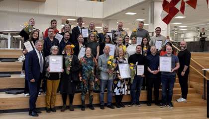 Medlemmar i de vinnande teamen i stadsdirektörens innovationstävling samt tävlingens arrangörer och Esbo stadsdirektör.