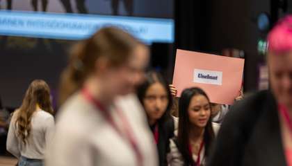 Kuulumme yhdessä -tapahtuman nuoria yhdessä menossa ryhmätyötiloihin työskentelemään kantaen kylttiä, jossa lukee "unelmat" 