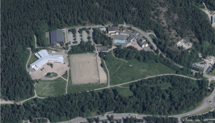 Suunnittelualueella on yksi koulurakennus. Vieressä on liikuntahalli ja toinen koulurakennus. Ympärillä on metsää ja virkistysaluetta, esimerkiksi suuri hiekkakenttä. 