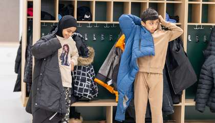 Oppilaat lähdössä koulusta kotiin. 