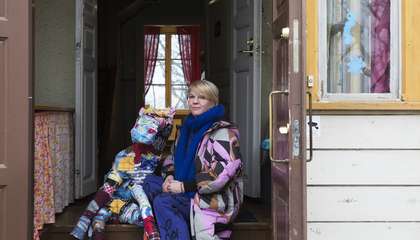 Kulttuurituottaja Johanna Kallioaho istuu Lasten kulttuurikeskus Auroran eteisessä vierellään tilkuista tehty värikäs hevonen.