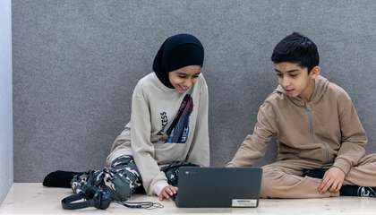 Kaksi oppilasta kannettavan tietokoneen äärellä opiskelemassa. 