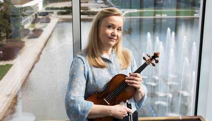 Meri Englund viulu kädessään.