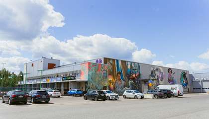 Muraalein koristellut Keran hallit ja parkkeerattuja autoja.