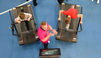 Kaksi nuorta pelaamassa liikuntapelejä juoksumatoilla.