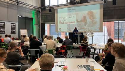 Ihmisiä seminaarissa.