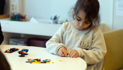 Lapsi rakentelee plusplus-paloilla.