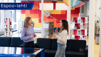 Marika Torniainen ja Leila Koivukangas katsovat toisiaan.