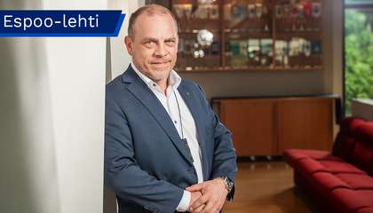 Petri Häkkinen ser leende mot kameran.